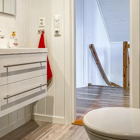 Front In With Kitchen *